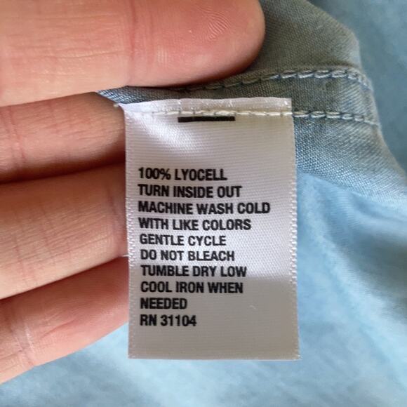 Crown & Ivy Light Blue Chambray Buttondown, Size M - Picture 5 of 5